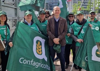 Flash Mob davanti al Parlamento Europeo contro il caro fertilizzanti
